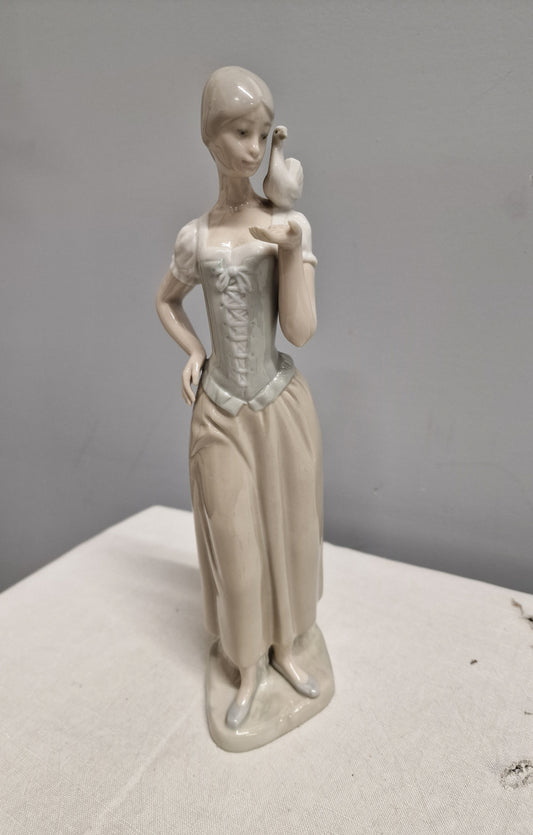 Nao Lladro Collectable Figurine Lady Feeding a Dove