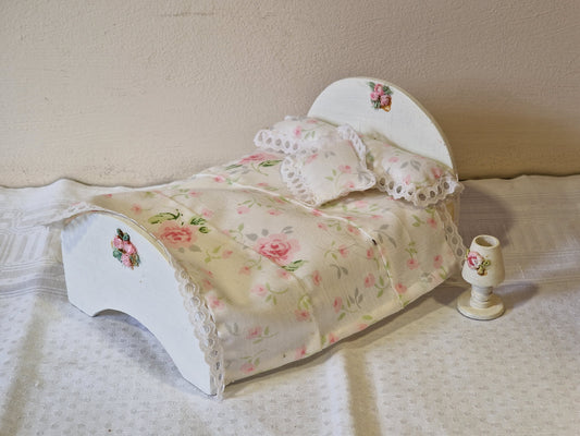 Dolls House Bed, Bedding and Table Lamp